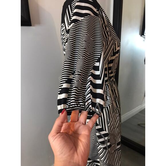 Love Delirious Los Angeles Casual  V-neck Black and White Women's  Dress Medium - Picture 4 of 6